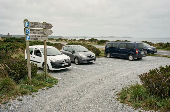 Parking gratuit près de la presqu'île de Conleau avec signalisation de stationnement en bord de mer