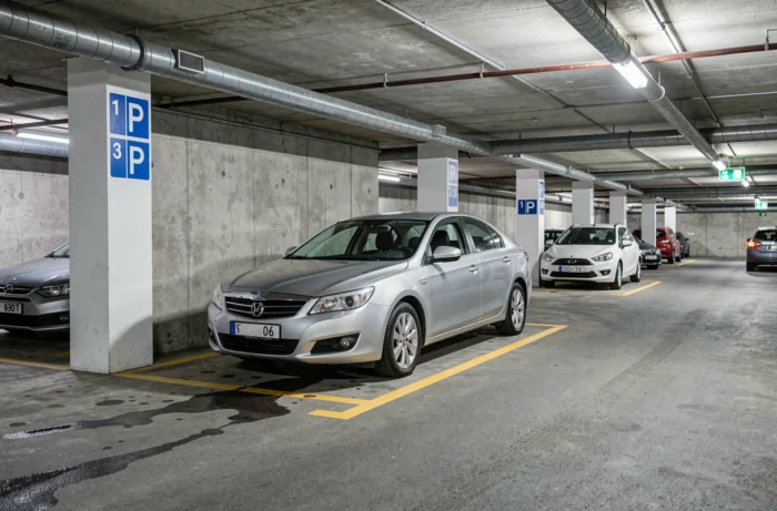 Parking souterrain moderne près du centre-ville de Valence avec places marquées et signalisation claire